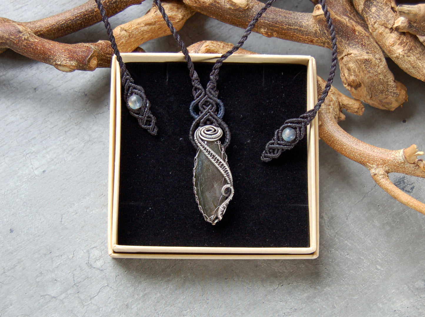 Sway pendant with Labradorite