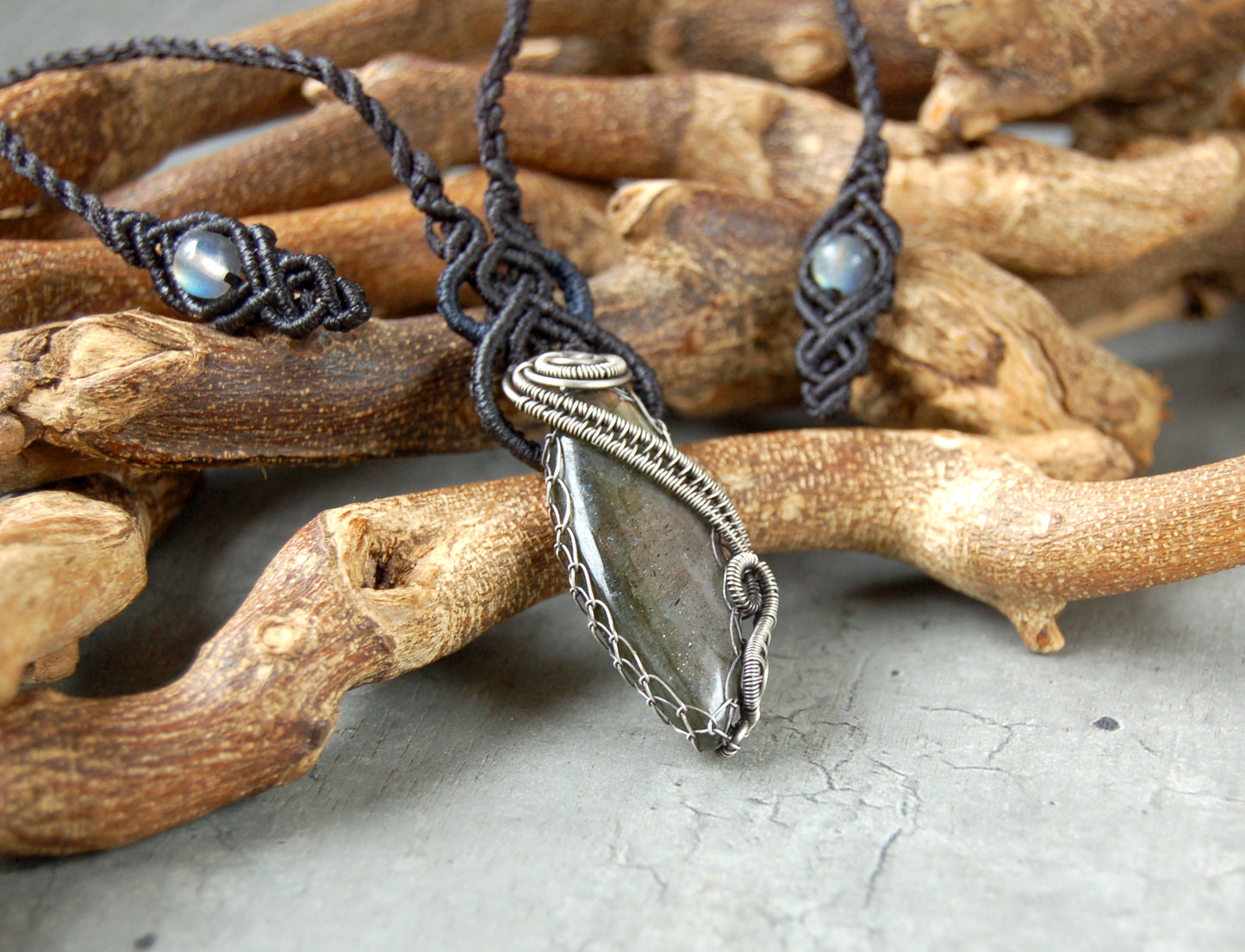 Sway pendant with Labradorite