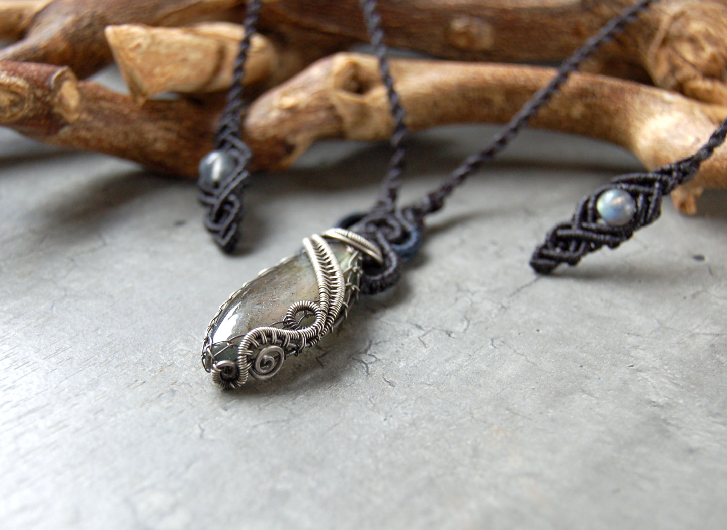 Sway pendant with Labradorite