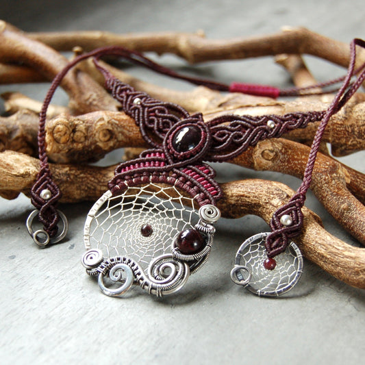 Dreamcatcher necklace with wire wrap, macrame and garnet